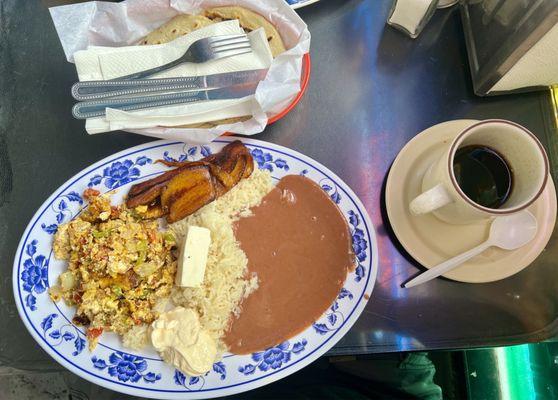 Huevos con chorizo y cafecito. Yum