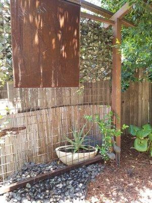 Water wall fountain, repaired, remodeled and finally working with the proper amount of splash and no pump noise