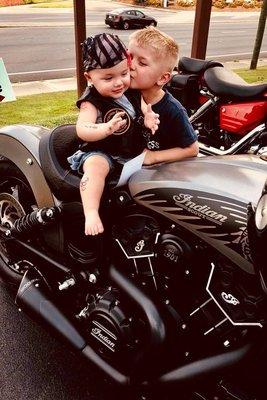 Brotherly love at Red Hills Bike Night at Bumpas (1st Tuesday each month)