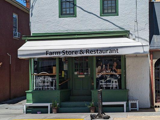 Front entrance with no outdoor tables, only benches (better for ice cream than burgers!)