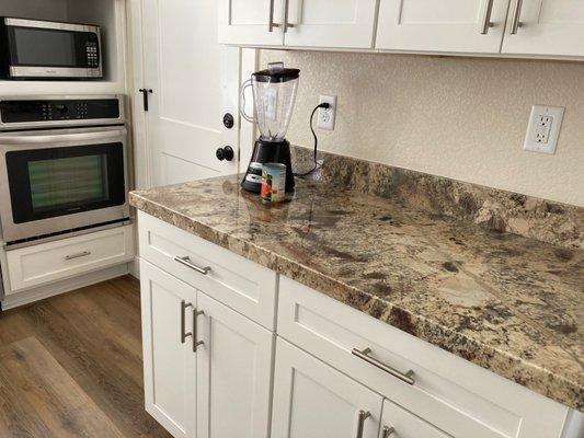 kitchen: granite counters