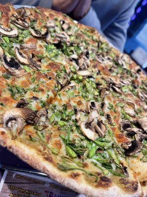 Loroco pizza with mushrooms