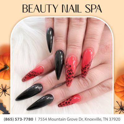 Embrace the eerie elegance of black and pink nails this Halloween season for a bewitching look! 
ℬℴℴℴℴℯ