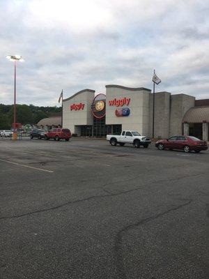 Front of the Piggly Wiggly grocery store