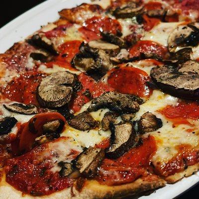 Small pepperoni mushroom pizza