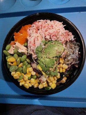 Cucumber,red cabbage,carrots,kelp noodle,tofu,crab,corn,masago,edamame,avocado,sesame seed