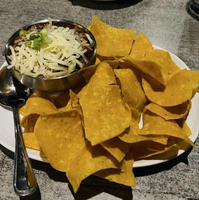 Chili with tortilla chips