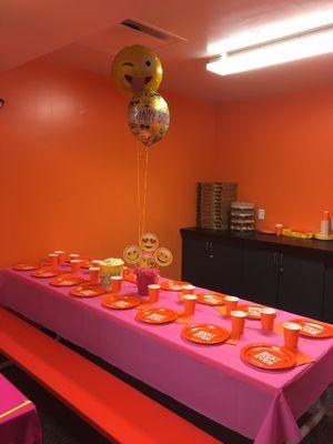 Guest's Emoji Theme - SZ Orange Decor **PLEASE NOTE: BALLOONS AND CENTER PIECE NOT PROVIDED BY SKY ZONE **