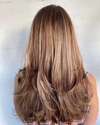 Long layers with blended highlights and lowlights.