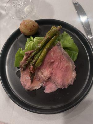 Grill roast angus beef with potatoes and asparagus and gochujang glaze