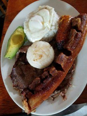 Bandeja paisa  (con chicharron)