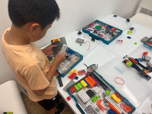 Students learn robotics and coding in summer camps at Magikid Highland Park Dallas