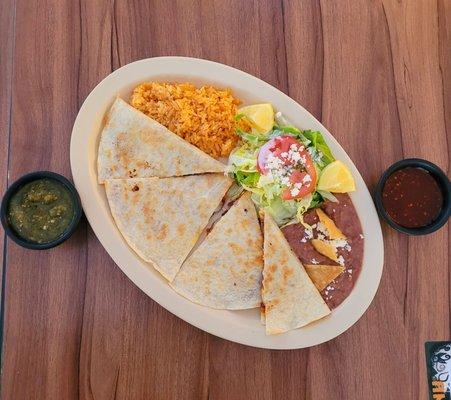 Quesadilla + arroz y frijol