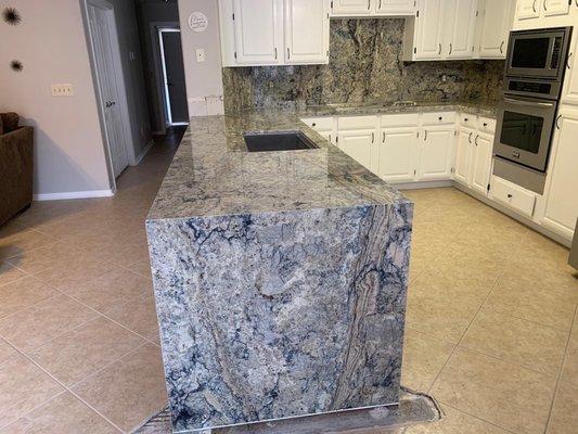 Waterfall finish with full backsplash 1/1