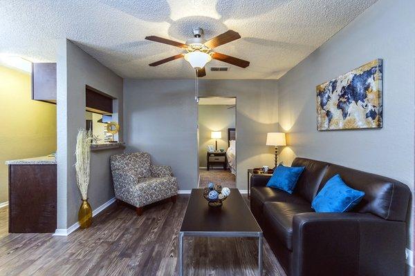 Living room area at Charleston Crossing apartments in Broken Arrow, Oklahoma.