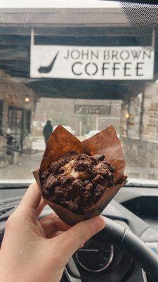 Blackberry choco chunk muffins with choco streussel