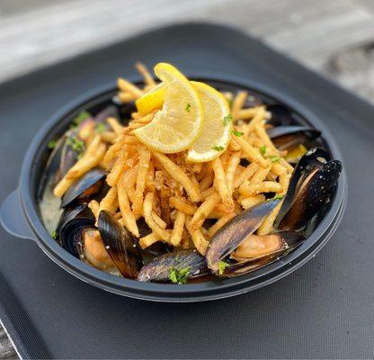 Beer Mussels with garlic fries!