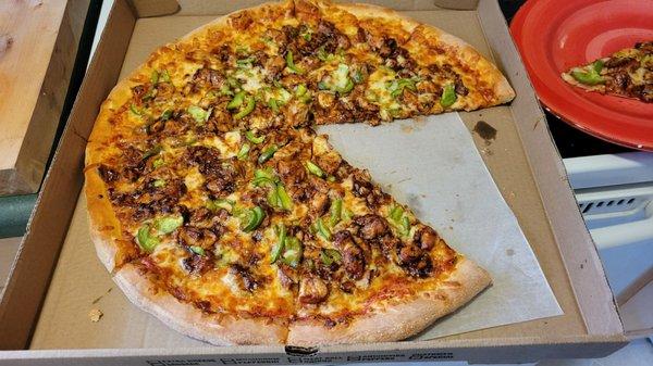 Customized bbq chicken with green peppers pizza