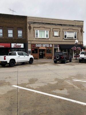 Plenty of parking on the main drag in town (and very walkable)