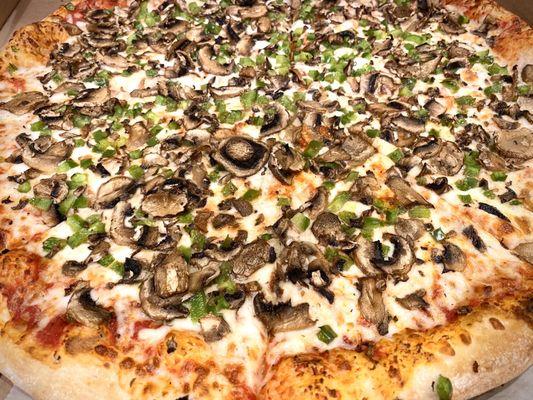 Green pepper and mushroom pizza