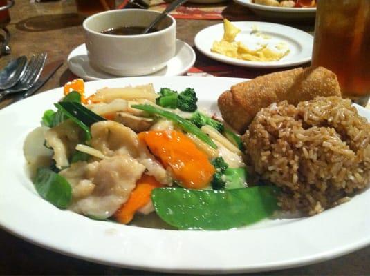 Chicken and vegetables in snow white sauce lunch portion