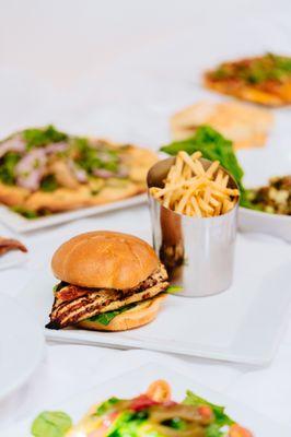 Chicken Breast Burger
Served with sun-dried tomatoes, fresh spinach and pesto mayo. Served with French fries.