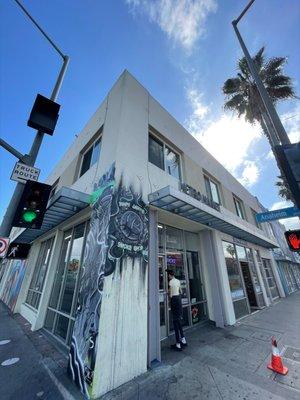 Right in the heart of Long Beach, this multi-use space is perfect for   music producers, artists, and entrepreneurs!