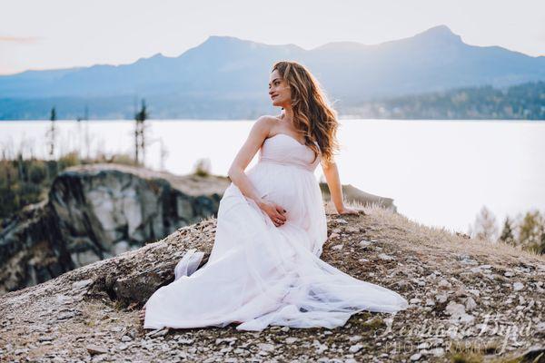 Columbia River Gorge maternity photo shoot portrait session pictures by Portland Oregon photographer Leahana Byrd Photography