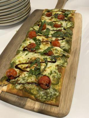 Pesto Margherita Flatbread Pizza