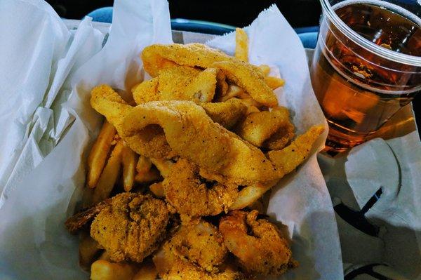 Large Prawns, Catfish, and Fries order.