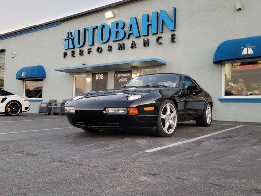 Porsche 928 cleaned and ready for pickup. Also a 2015 911 Turbo S in the background ready for pickup.