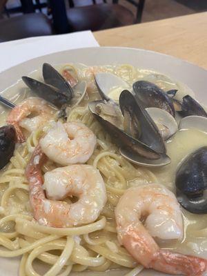 Seafood linguini with white sauce