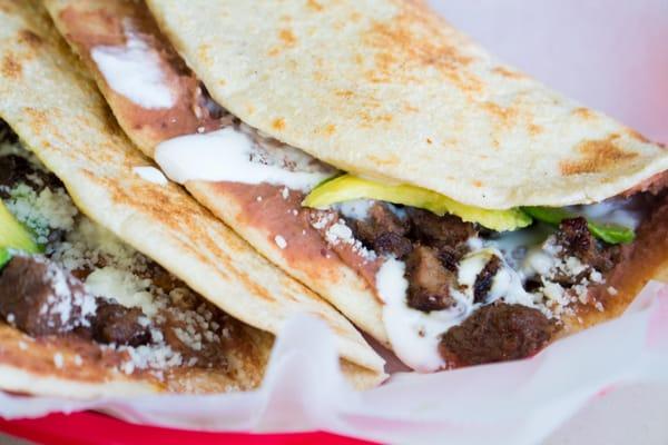 Baleadas con asada
 hand made flour tortilla with beans,cheese,avocado,sour cream, and grill beef