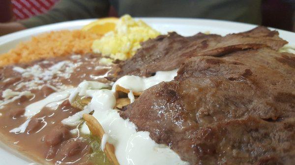 Chilaquiles con huevo y carne asada