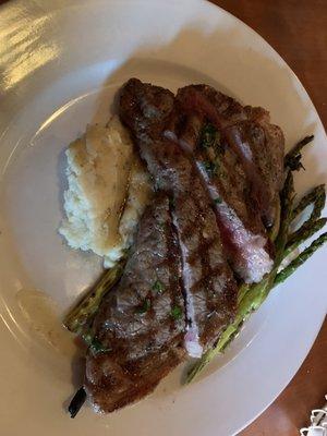 12 oz kc strip steak with mashed potatoes and asparagus