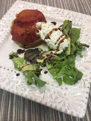 Tarte fine à la tomate, quenelles de mousse de chèvre et salade de roquette