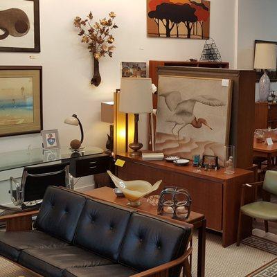 Mid Century decor at Populuxe