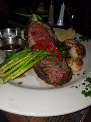 Prime rib, scallops, mashed potatoes and asparagus.  Absolutely delightful!