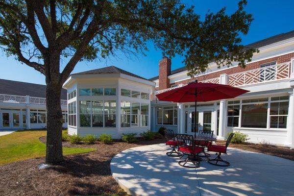 Independent Living Courtyard at The Manor