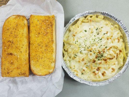 Large Fettuccini alfredo w/ garlic bread