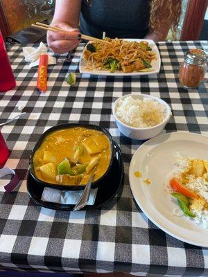 yellow curry and N1. Pad Thai