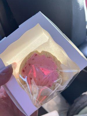 The shortbread cookie with raspberry icing