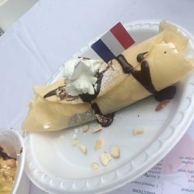 Chocolate crepe with almonds