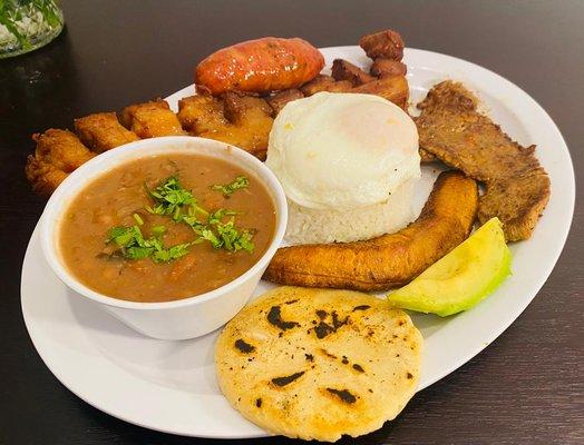 Bandeja paisa Colombian food!!