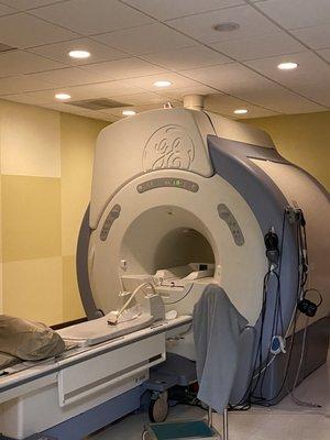 Enclosed mri machine