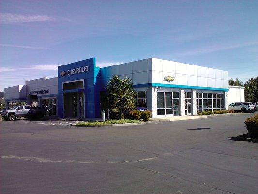 The dealership as seen from the front with the "requisite" car dealer palm tree!  The entrance to service is down there, at the left.