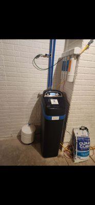 City Water Softener. This helps remove hard water, iron stains and chlorine taste/smell from the water! Reverse osmosis also installed.