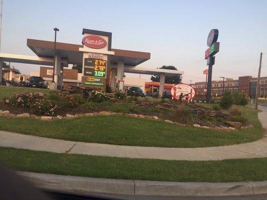 Kum & Go front curb view ... one way streets on each side.