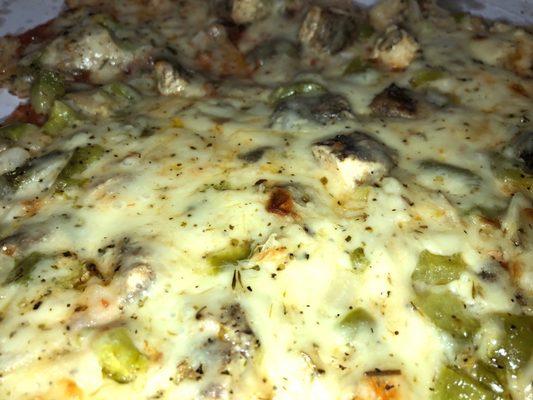 Jerk chicken pizza with green pepper and onions