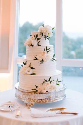 Cake flowers - photo by Albright&Co photography https://albrightandco.com/weddings